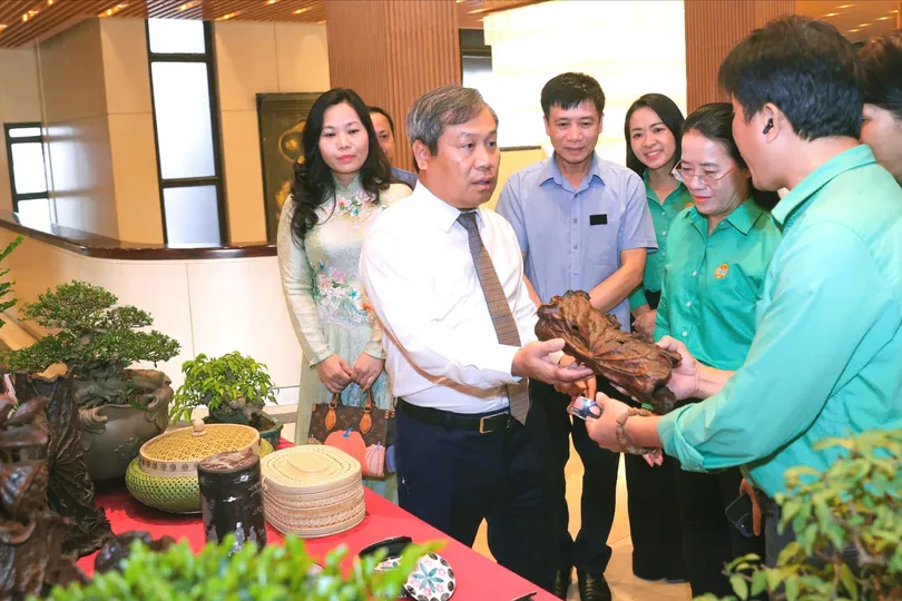Chủ tịch UBND TP Hà Nội Vũ Đại Thắng trò chuyện với các đại biểu trước thềm hội nghị Ảnh: VIẾT THÀNH