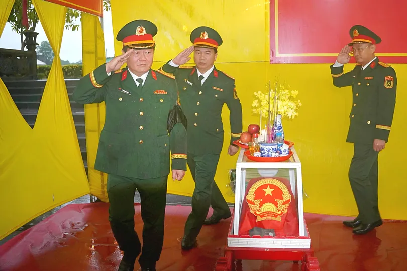 Lãnh đạo Bộ Chỉ huy Quân sự tỉnh Quảng Trị tưởng niệm, tri ân các Anh hùng liệt sĩ