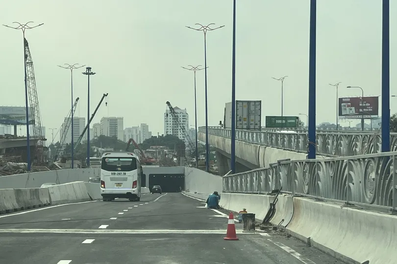 Tài xế lúng túng khi lưu thông qua hầm chui An Phú