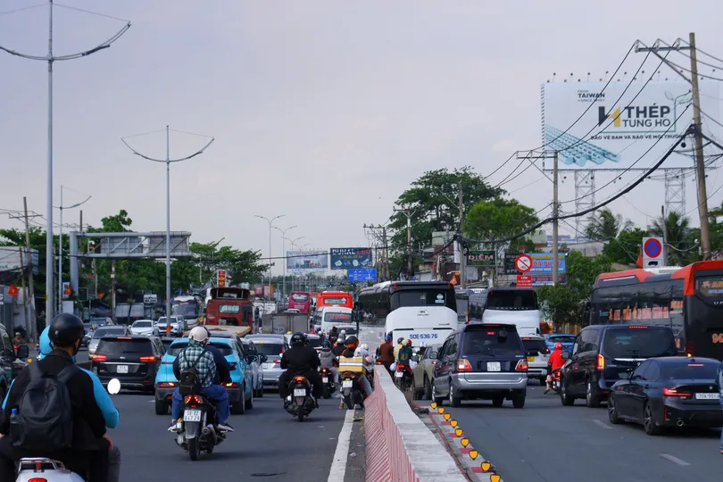 Phương tiện từ các tỉnh miền Tây di chuyển về TPHCM (ẢNH: QUỐC HÙNG)