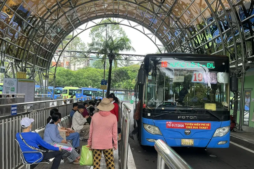 Người dân đi xe buýt điện tại bến xe buýt trung tâm Sài Gòn. Ảnh: QUỐC HÙNG