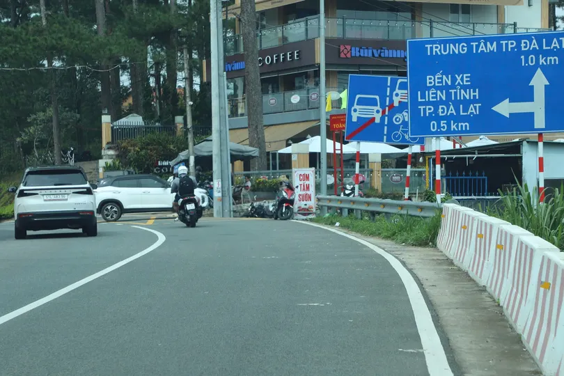 Nhan nhản biển báo giao thông vẫn ghi địa danh cũ