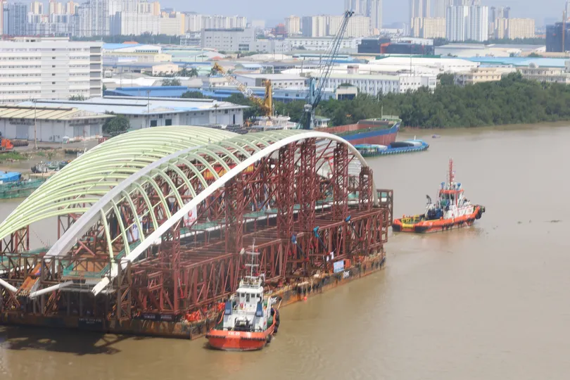 Nhịp chính cầu đi bộ qua sông Sài Gòn về đến Bến Bạch Đằng, sẵn sàng hợp long