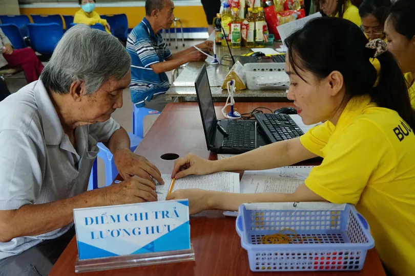 Nhân viên Bưu điện TPHCM chi trả lương hưu cho người hưởng