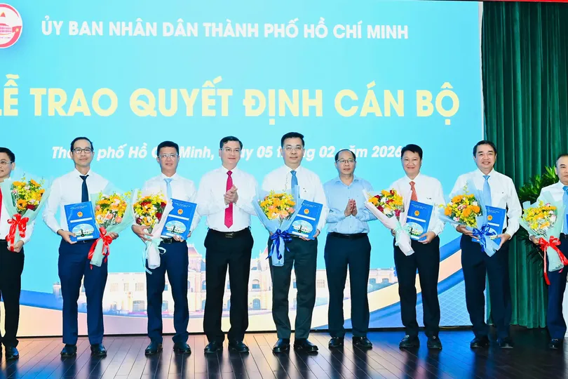 Phó Chủ tịch UBND TPHCM Nguyễn Công Vinh cùng Chánh Văn phòng UBND TPHCM Dương Hồng Thắng trao quyết định và hoa chúc mừng các cá nhân. Ảnh: VIỆT DŨNG