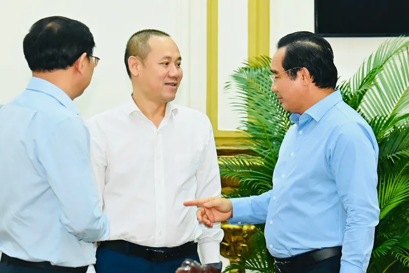 Chủ tịch UBND TPHCM Nguyễn Văn Được trao đổi cùng đại biểu tại hội nghị