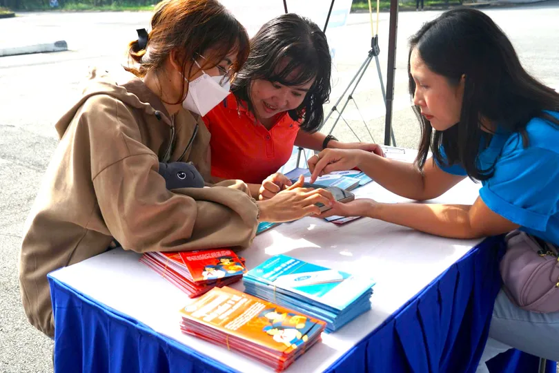 Chuyên viên BHXH TPHCM tuyên truyền chính sách BHXH, BHYT đến người dân