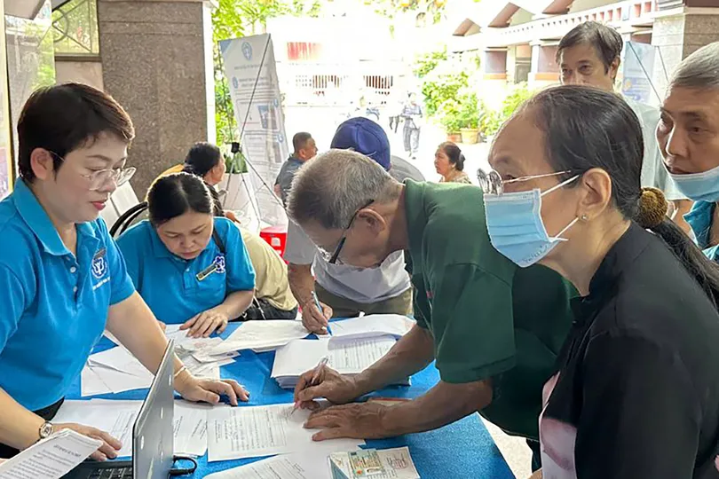 Chuyên viên BHXH TPHCM tư vấn chính sách BHYT, BHXH cho người dân