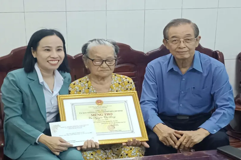Lãnh đạo đoàn ĐBQH TPHCM thăm, chúc thọ người cao tuổi tiêu biểu