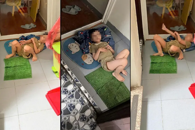 Hình ảnh bé trai nằm trên thảm lau chân trước nhà vệ sinh
