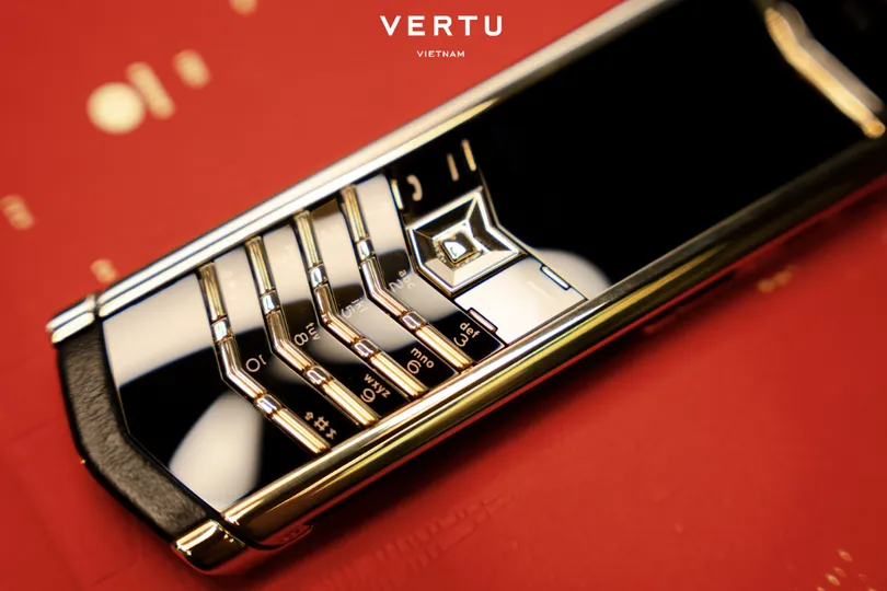 Vertu Signature V Full Gold khẳng định vị thế với thân vỏ vàng khối 18K uy nghi.