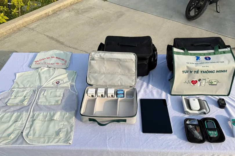 Bên trong "Túi y tế thông minh" với đầy đủ thiết bị chăm sóc y tế ban đầu
