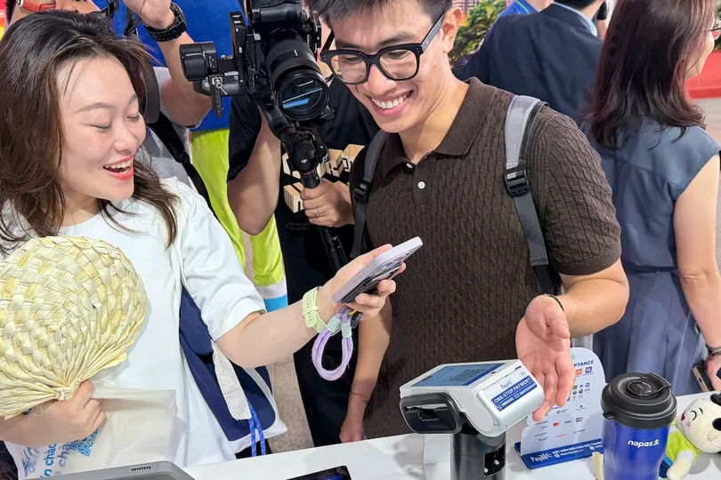 Du khách sử dụng AliPay quét mã VietQRGlobal trên PayooPOS thanh toán mua trà sữa tại sự kiện