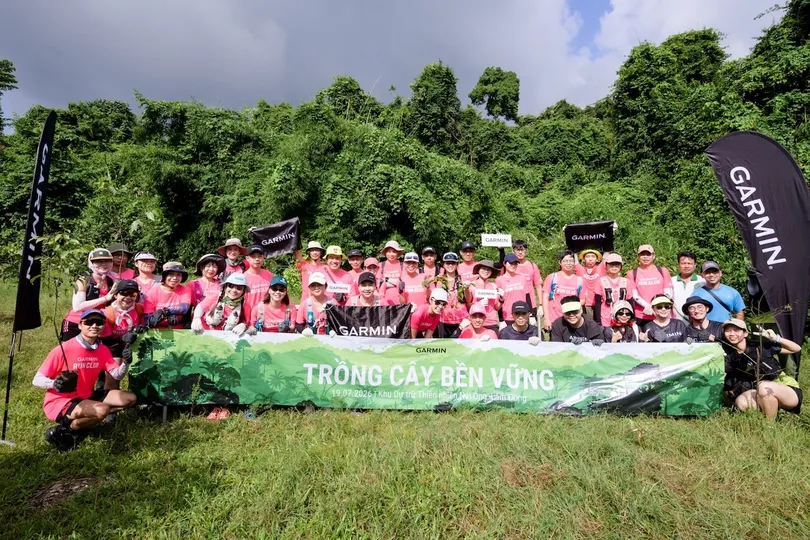 Các thành viên của Garmin Việt Nam và JOY Foundation trong buổi trồng cây tại Núi Ông