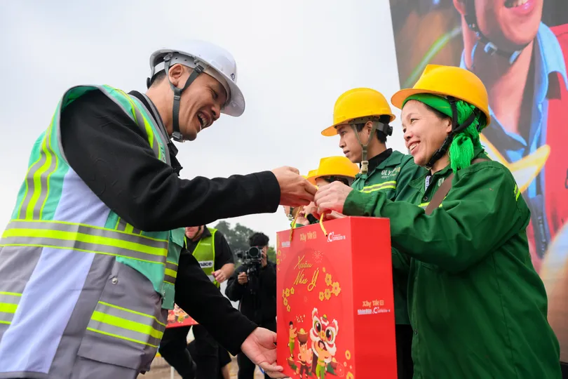 Trao quà tết cho công nhân đang làm việc tại công trường trọng điểm 