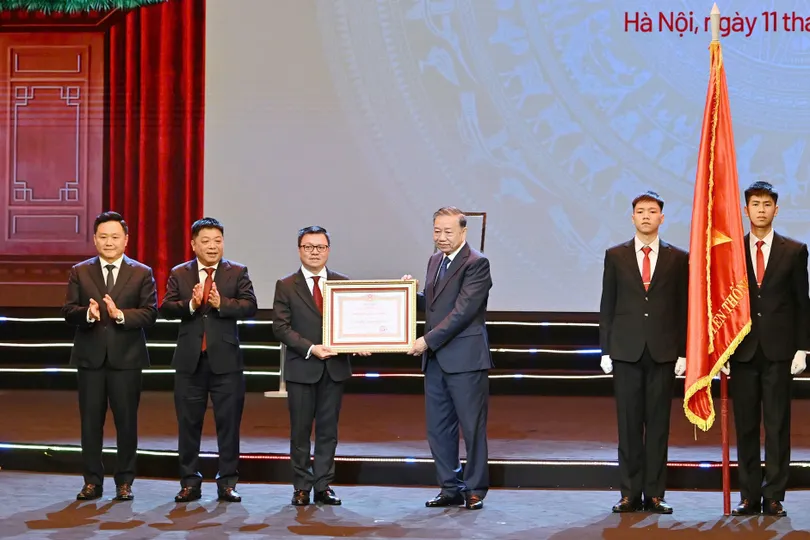 Tổng Bí thư Tô Lâm thay mặt Lãnh đạo Đảng và Nhà nước trao Huân chương Lao động hạng nhất tặng Báo Nhân Dân. Ảnh: VIẾT CHUNG