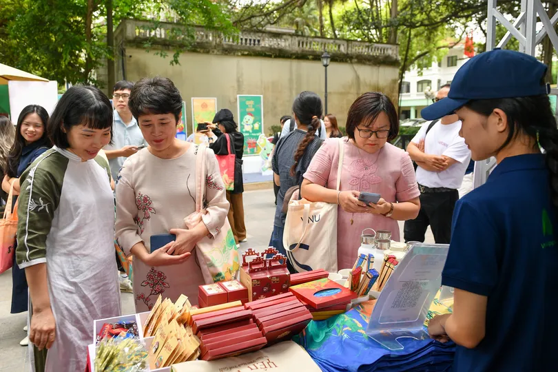 Đại biểu tham quan gian hàng trưng bày các sản phẩm sáng tạo chào mừng Ngày Sở hữu trí tuệ thế giới 2026. Ảnh THẾ ĐẠI
