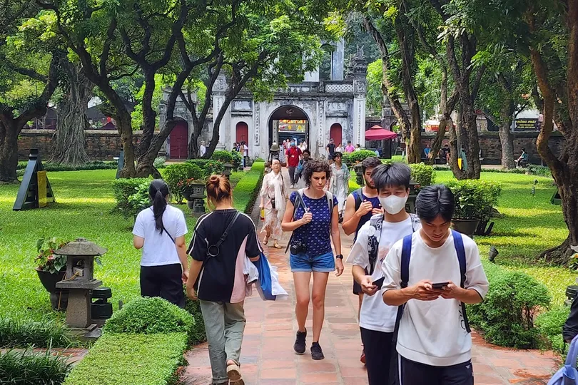 Du khách tham quan Văn Miếu - Quốc Tử Giám (Hà Nội). Ảnh: THU HÀ