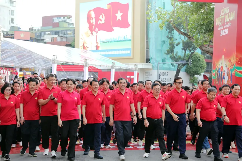 Các đại biểu cùng đi bộ đóng góp vào kỷ lục của chương trình "Cùng Việt Nam tiến bước". Ảnh: KHIẾU MINH