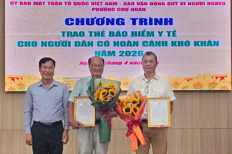 左关坊越南祖国阵线委员会主席黎晋才向穗城会馆与温陵会馆颁发感谢状。