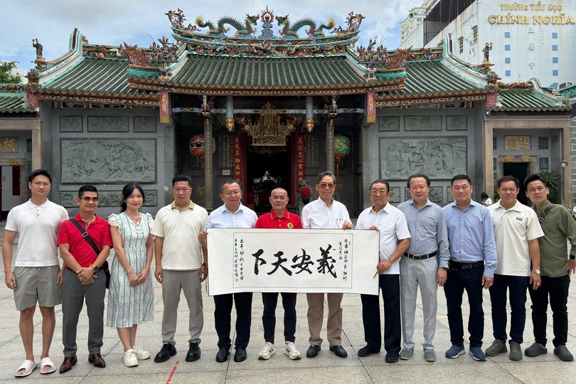 广西东兴关帝文化研究协会代表团与胡志明市潮州义安会馆代表交流合影。