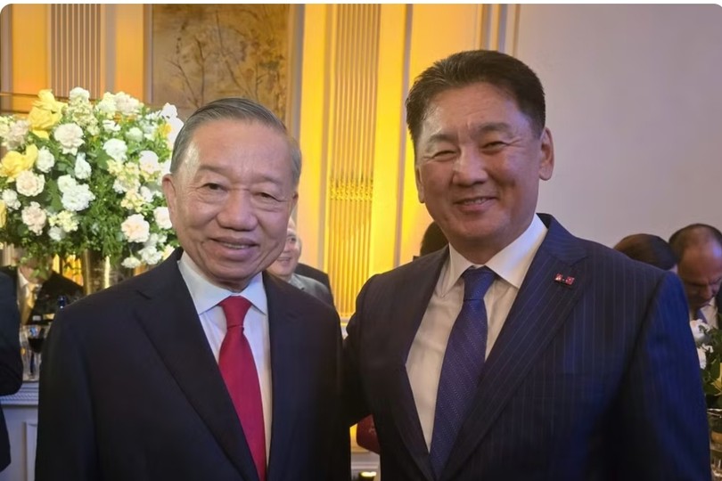 越南共产党中央总书记、国家主席苏林会见蒙古国总统乌赫那·呼日勒苏赫。图自越通社