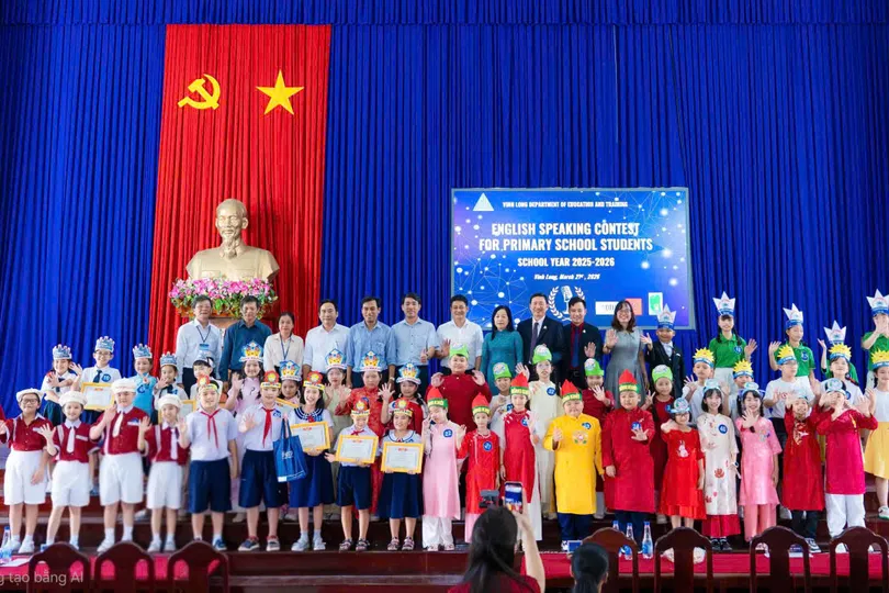 Lãnh đạo Sở GD-ĐT tỉnh Vĩnh Long chụp hình lưu niệm cùng các em học sinh.