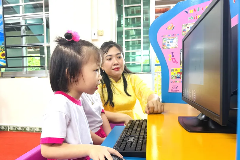 Giáo viên và học sinh Trường Mần non Hướng Dương phấn khởi vì có máy tính hỗ trợ cho việc giảng dạy và học tập.