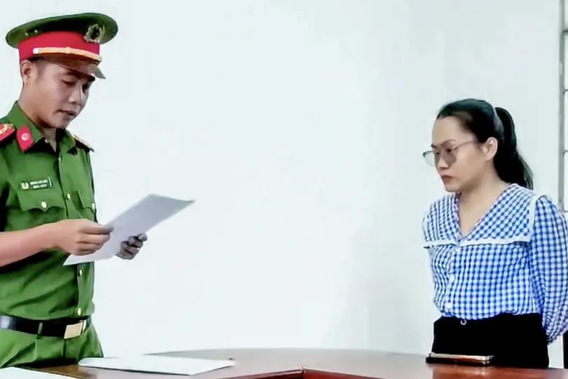 Cơ quan Cảnh sát điều tra tống đạt quyết định khởi tố bị can và lệnh cấm đi khỏi nơi cư trú đối với Phan Võ Kiều Trúc Linh