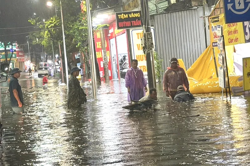 Mưa lớn kéo dài, hàng loạt tuyến đường ở Phú Quốc ngập nặng