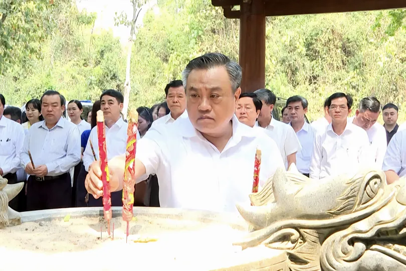 Đồng chí Trần Sỹ Thanh, Chủ nhiệm Ủy ban Kiểm tra Trung ương dâng hương tại di tích