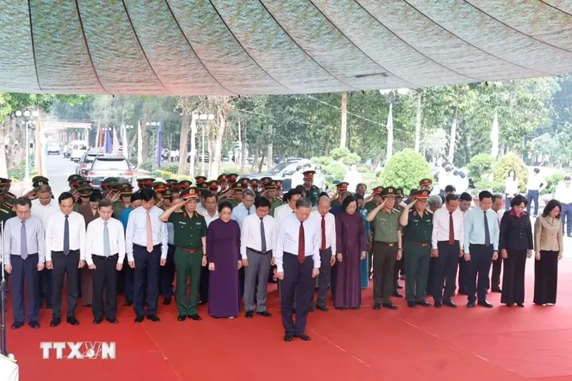 Tổng Bí thư, Chủ tịch nước Tô Lâm dâng hương tưởng niệm các Anh hùng liệt sĩ tại Tây Ninh