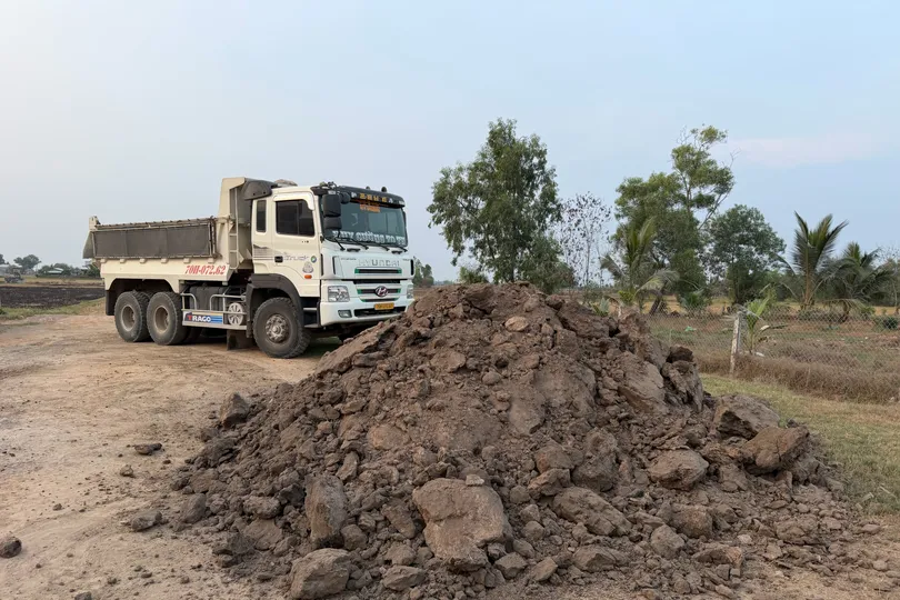 Phương tiện vận chuyển đất khai thác trái phép. Ảnh: CATN