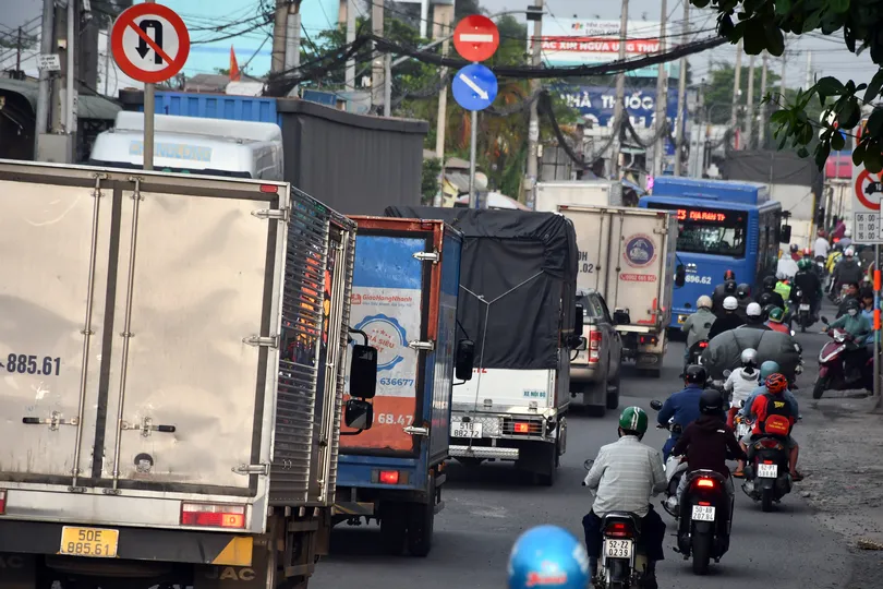 Đường Nguyễn Văn Bứa, đoạn giáp ranh với tỉnh Tây Ninh thường xuyên quá tải, ùn tắc