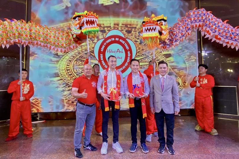 荣誉会长蔡俊志和邬锦才为祥龙点睛开光。