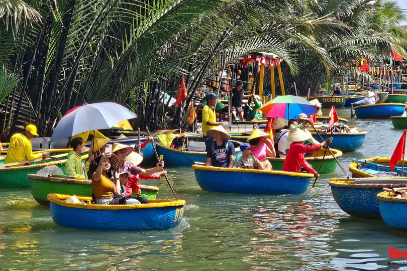 游客在越南会安体验乘坐小圆舟的乐趣。图：互联网