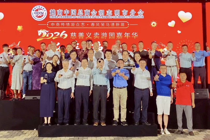 唐立总领事、章林会长与商会各成员、嘉宾共庆新春。