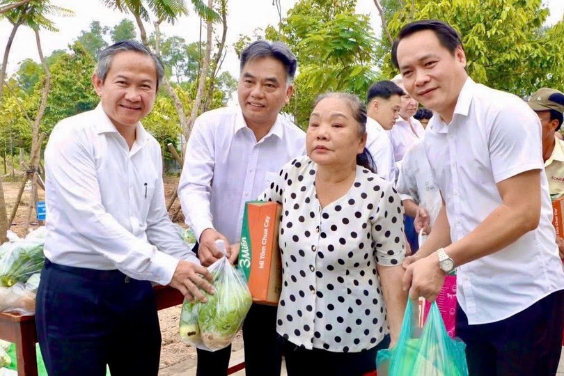 市人委会副主席阮禄河（左二）等领导向贫户发送爱心礼品。