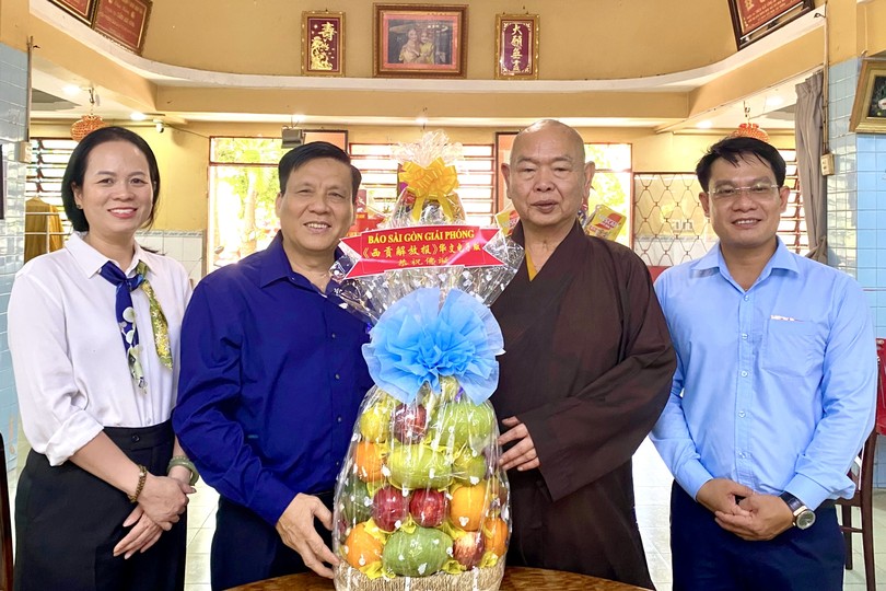 本报领导向释慧功和尚致以佛诞的吉祥祝贺。