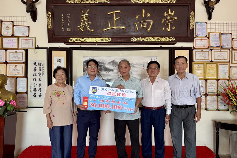崇正会馆理事长郑鑫发向文忠孝主任移交3000万元赞助金。