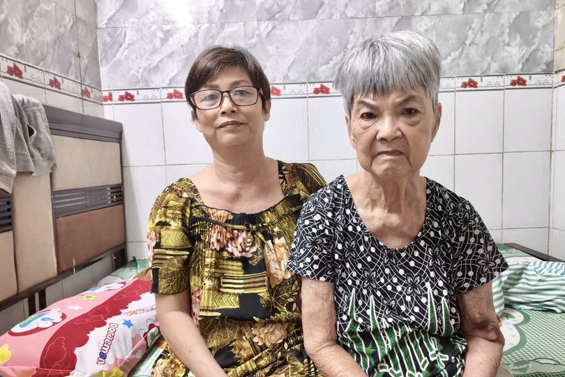 崔慧梅（右）与女儿李玉冰相依为命。（病人供图）