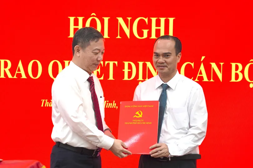 Đồng chí Dương Anh Đức, Uỷ viên Ban Thường vụ Thành uỷ, Trưởng Ban Tuyên giáo và Dân vận Thành uỷ TPHCM trao quyết định cho đồng chí Nguyễn Văn Tiện. ẢNH QUANG HUY