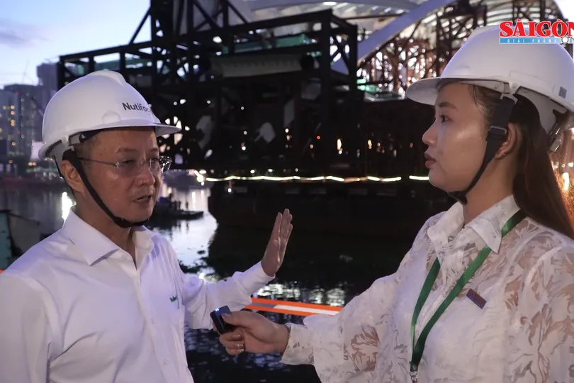 Trước giờ hợp long cầu đi bộ qua sông Sài Gòn: Kỹ sư, công nhân khẩn trương thực hiện tháo neo, xoay sà lan 