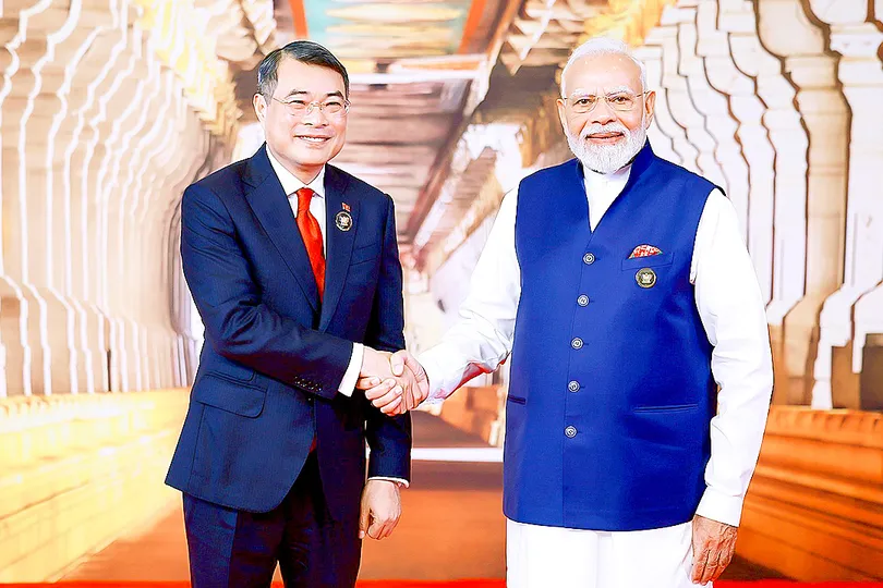 Thủ tướng Ấn Độ Narendra Modi đón Thủ tướng Lê Minh Hưng tham dự Hội nghị thượng đỉnh BRICS lần thứ 18. Ảnh: TTXVN