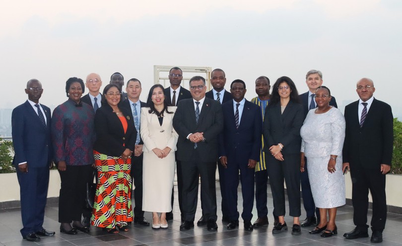 Deputy Minister of Foreign Affairs Le Thi Thu Hang and non-resident foreign ambassadors at the meeting (Photo: VNA)