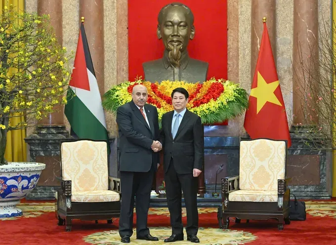 State President Luong Cuong (R) welcomes Speaker of the Jordanian House of Representatives Mazen Turki El Qadi in Hanoi on February 3. (Photo: SGGP)