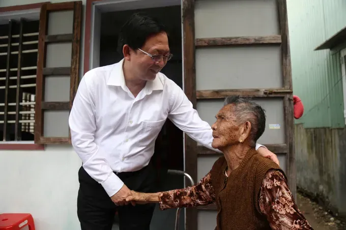Deputy Prime Minister Ho Quoc Dung visits, extends Tet greetings to policy beneficiary families in flood-hit Tuy Phuoc. (Photo: SGGP)