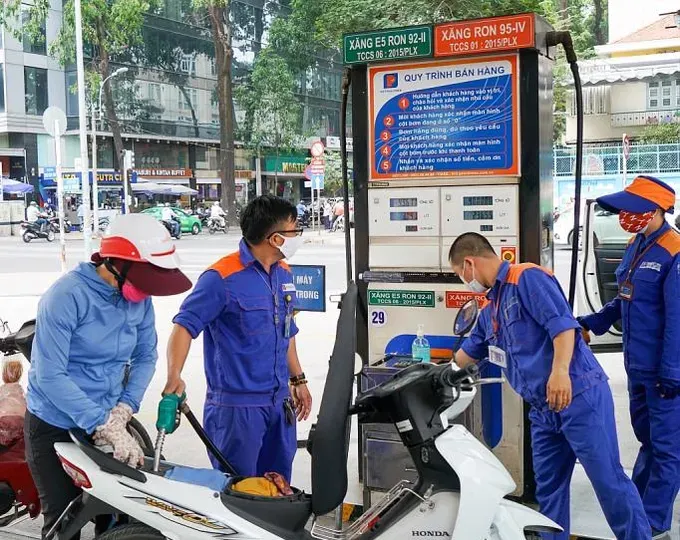 The Department of Market Management and Development under the Ministry of Industry and Trade requires fuel wholesalers and distributors to proactively ensure an adequate supply before, during, and after the holiday. (Photo: SGGP)