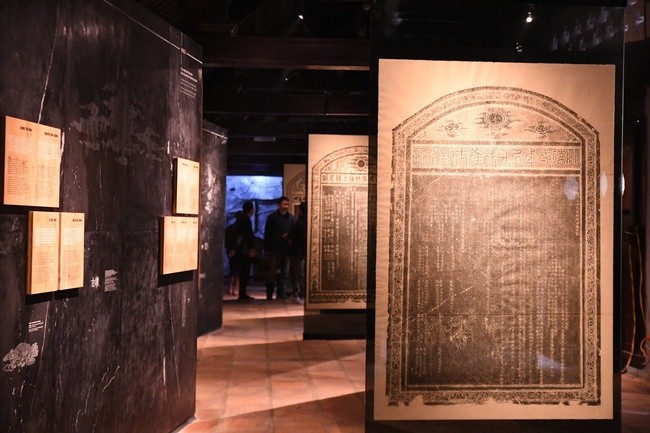 An exhibition titled “Su da luu danh” (Stone steles: names and legacies) has been held at the Van Mieu (Temple of Literature) – Quoc Tu Giam (Vietnam's first national university) relic site. (Photo: bvhttdl.gov.vn)