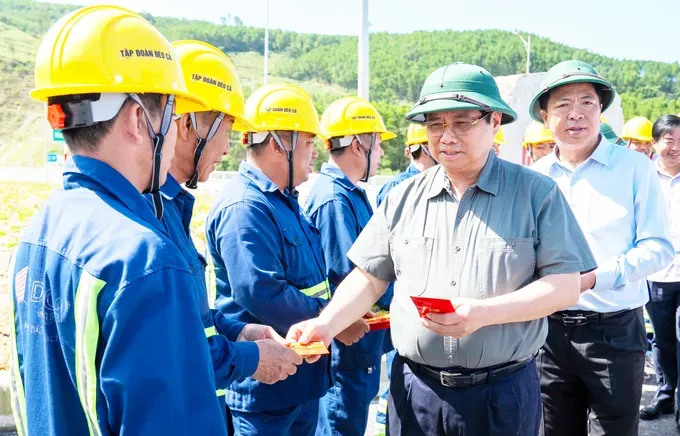 Prime Minister gives Lunar New Year lucky money to workers at Quang Ngai–Hoai Nhon expressway project. (Photo: SGGP)